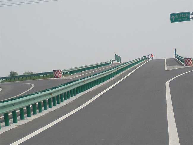 新乡高速公路护栏的材质与规格